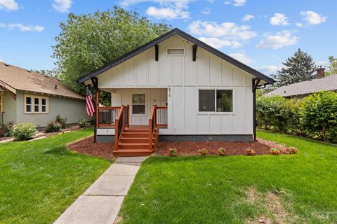 Photo of 816 S 8th Ave, Nampa, ID 83651 (MLS # 98981639)