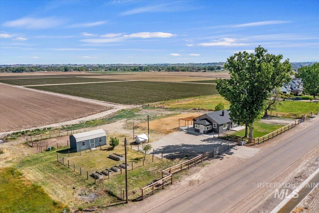 Photo of 3432 W Pioneer Rd, Homedale, ID 83628 (MLS # 98985604)