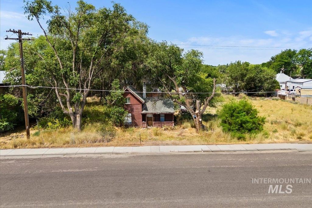 Photo of 555 14th St, Vale, OR 97918 (MLS # 98957880)