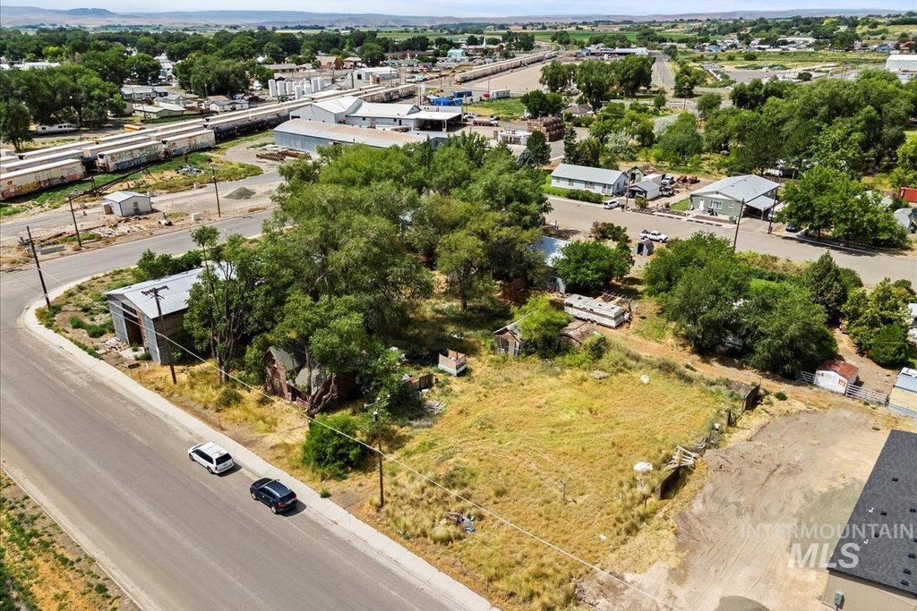 Photo of 555 14th St, Vale, OR 97918 (MLS # 98957880)