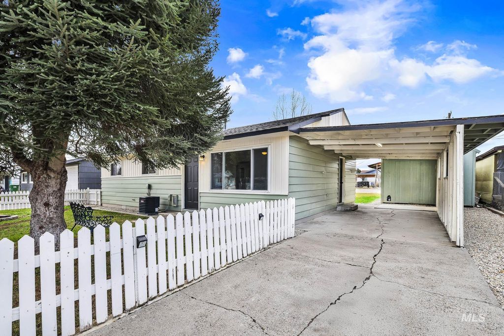 Photo of 517 S Minnesota, Fruitland, ID 83619 (MLS # 98976247)