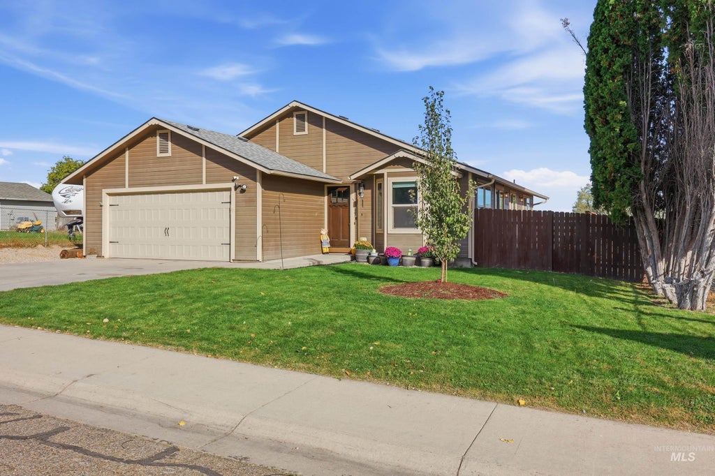 Photo of 21270 Whittier Dr, Greenleaf, ID 83626 (MLS # 99004142)