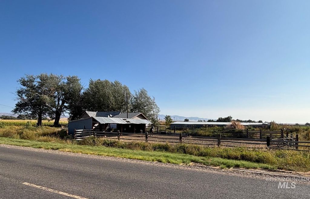 Photo of 855 SE Yuba St, Mountain Home, ID 83647 (MLS # 98961858)