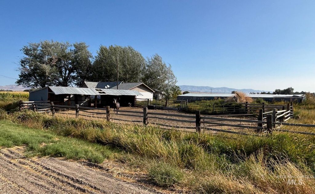 Photo of 855 SE Yuba St, Mountain Home, ID 83647 (MLS # 98961858)