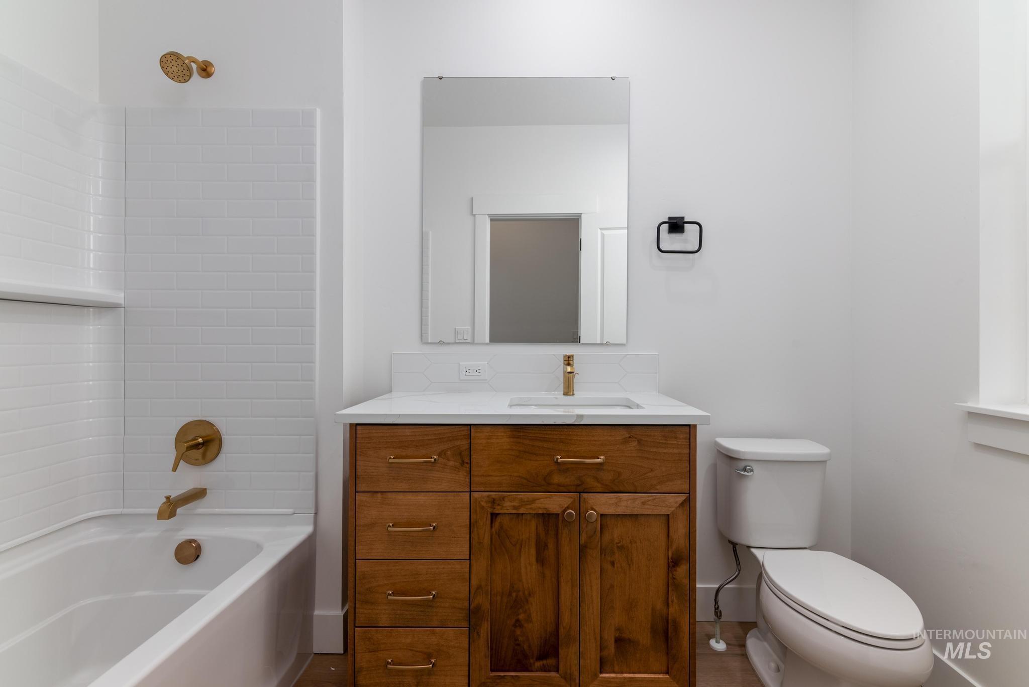 Full bath with vanity and tub / shower combination