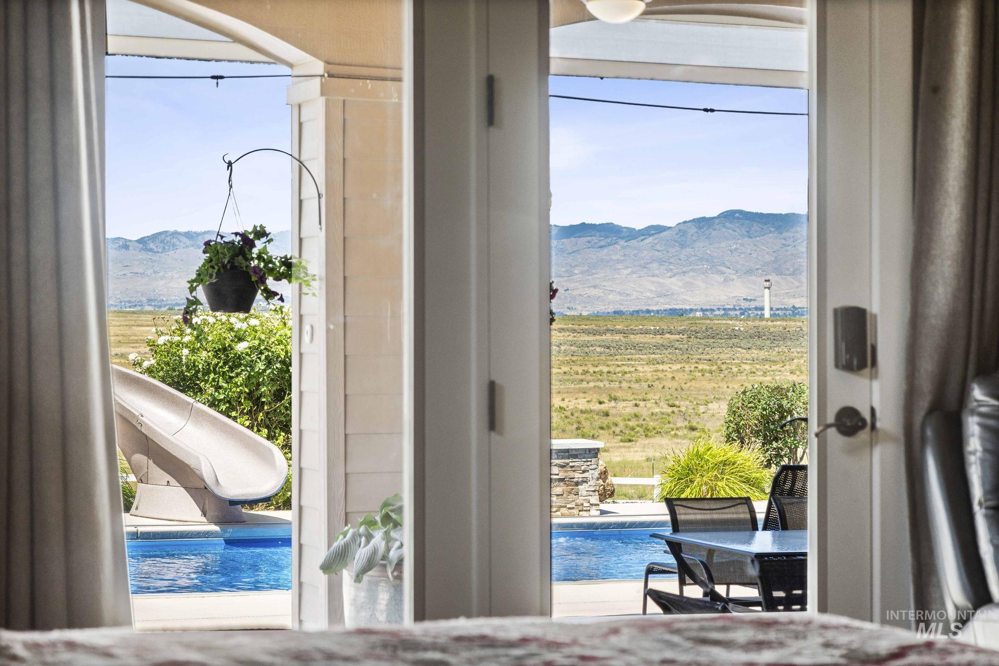 Entryway featuring a mountain view