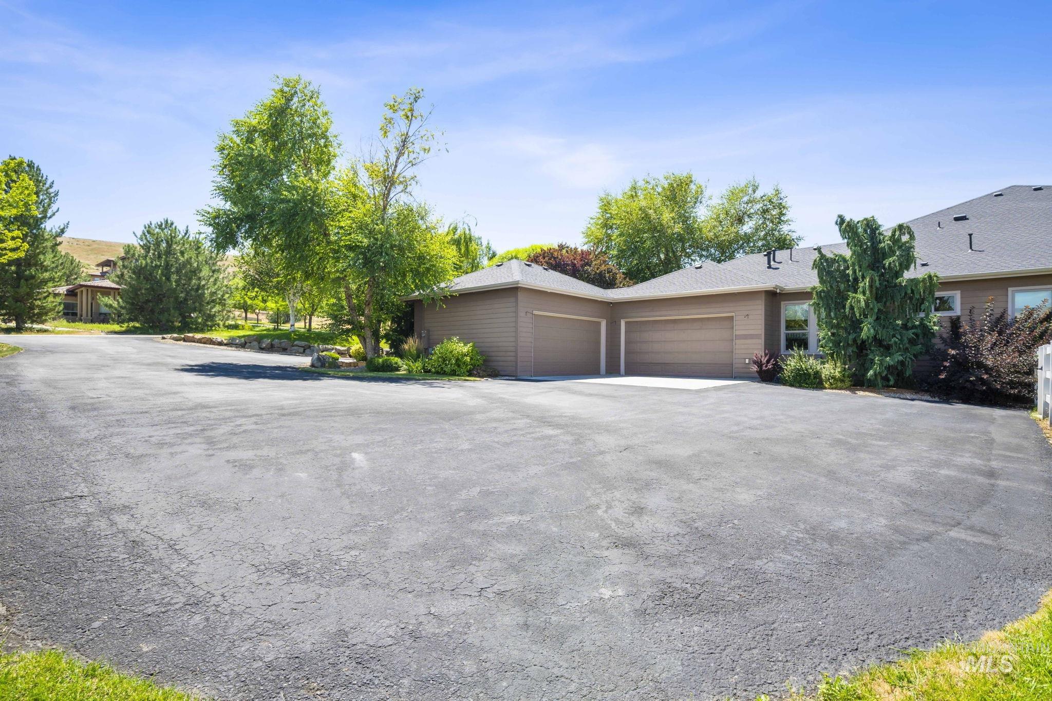 View of front facade with a garage and driveway