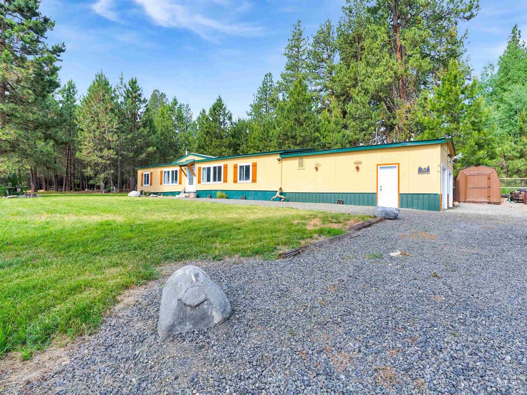 Photo of 191 Bear Wallow RD, Cascade, ID 83611 (MLS # 98994097)