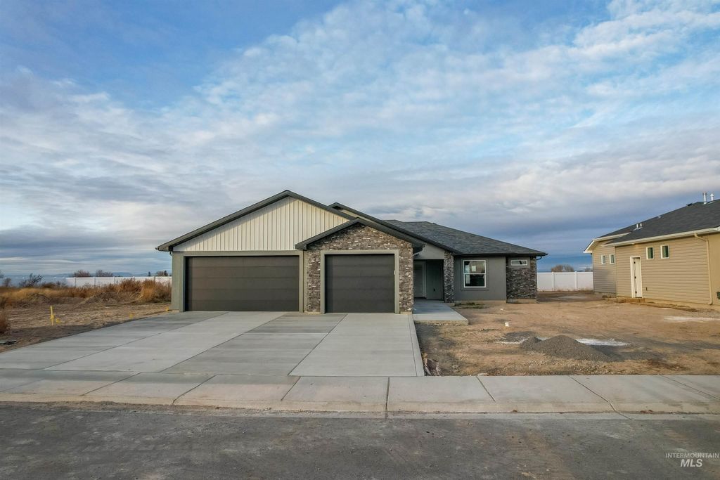 Photo of 1304 20th Ave E, Jerome, ID 83338 (MLS # 98961198)