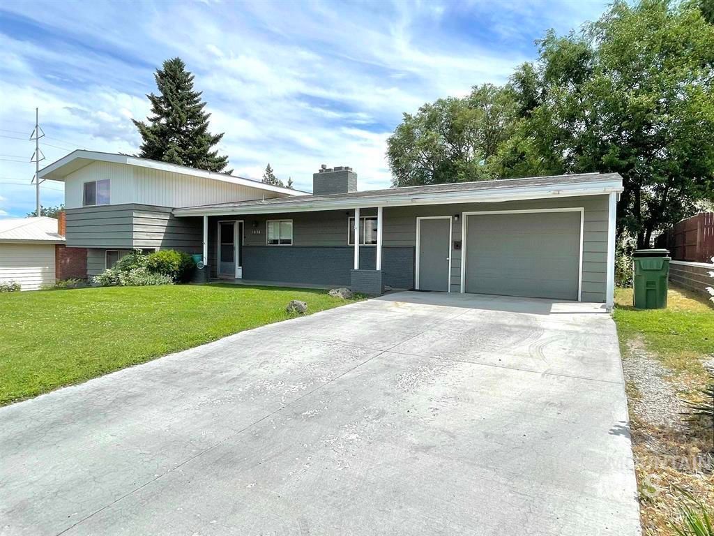 Photo of 1036 SW 1st Ave, Ontario, OR 97914 (MLS # 98974985)