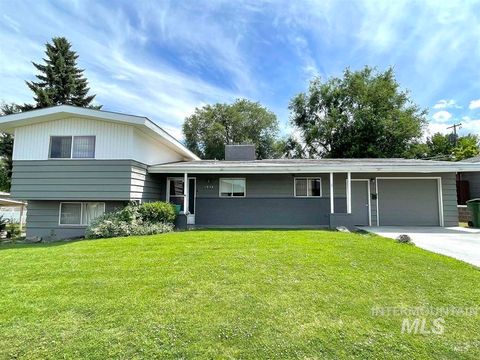 Photo of 1036 SW 1st Ave, Ontario, OR 97914 (MLS # 98974985)