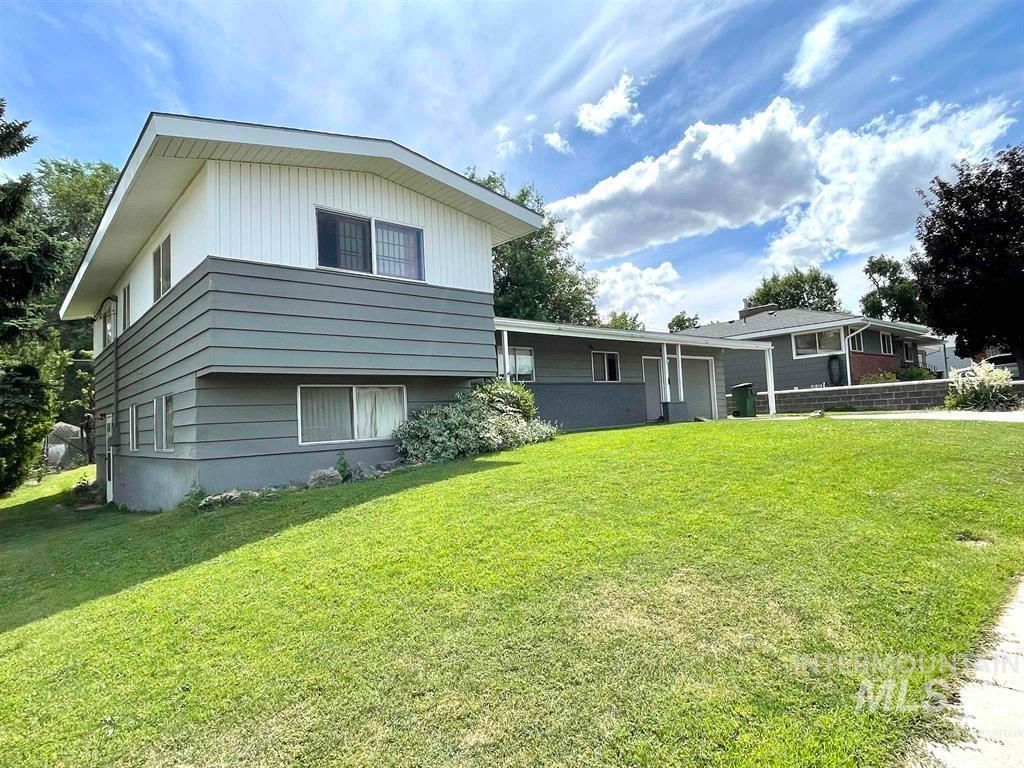 Photo of 1036 SW 1st Ave, Ontario, OR 97914 (MLS # 98974985)