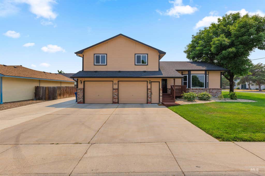 Photo of 807 Sapphire Ct, Nampa, ID 83686 (MLS # 98995801)