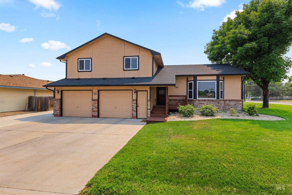 Photo of 807 Sapphire Ct, Nampa, ID 83686 (MLS # 98995801)