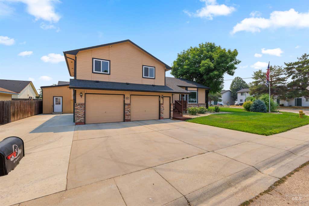 Photo of 807 Sapphire Ct, Nampa, ID 83686 (MLS # 98995801)