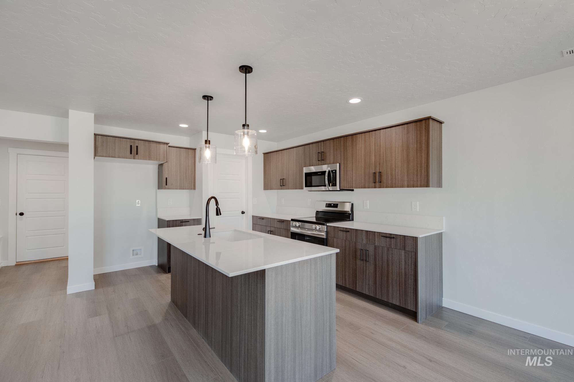 1265 W Pack River Dr