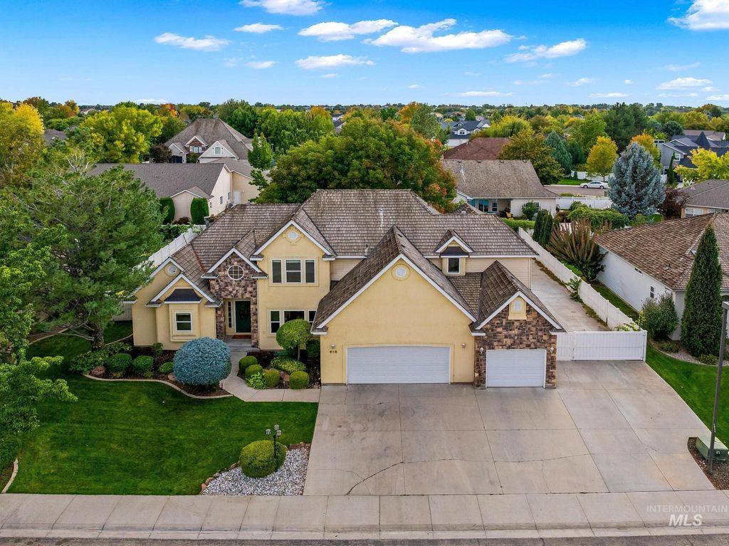 Photo of 615 E Trinidad Dr, Meridian, ID 83642 (MLS # 98963852)