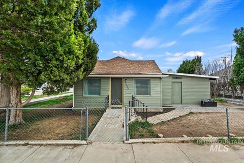 Photo of 1004 N 1st St, Nampa, ID 83687 (MLS # 98979501)