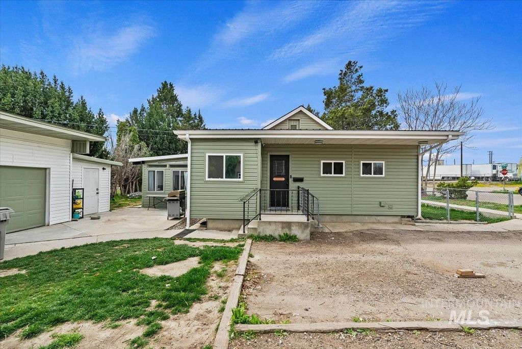 Photo of 1004 N 1st St, Nampa, ID 83687 (MLS # 98979501)