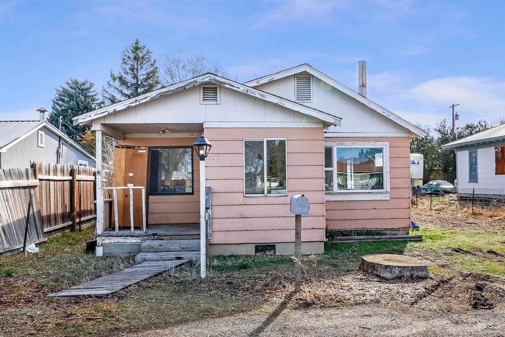 Photo of 530 Utah St, Gooding, ID 83330 (MLS # 98941408)