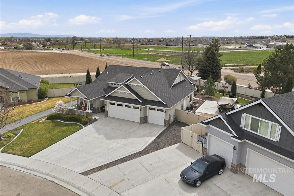 Photo of 319 Sunderland St, Caldwell, ID 83605 (MLS # 98980191)