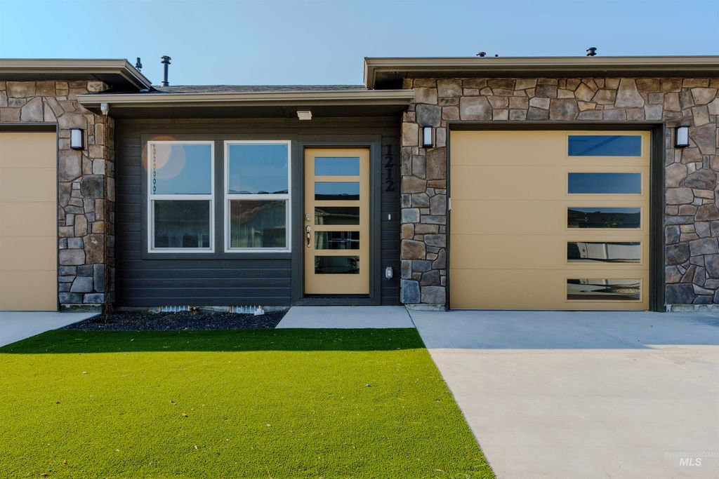 Photo of 1212 Phillips Circle, Ontario, OR 97914 (MLS # 98970805)