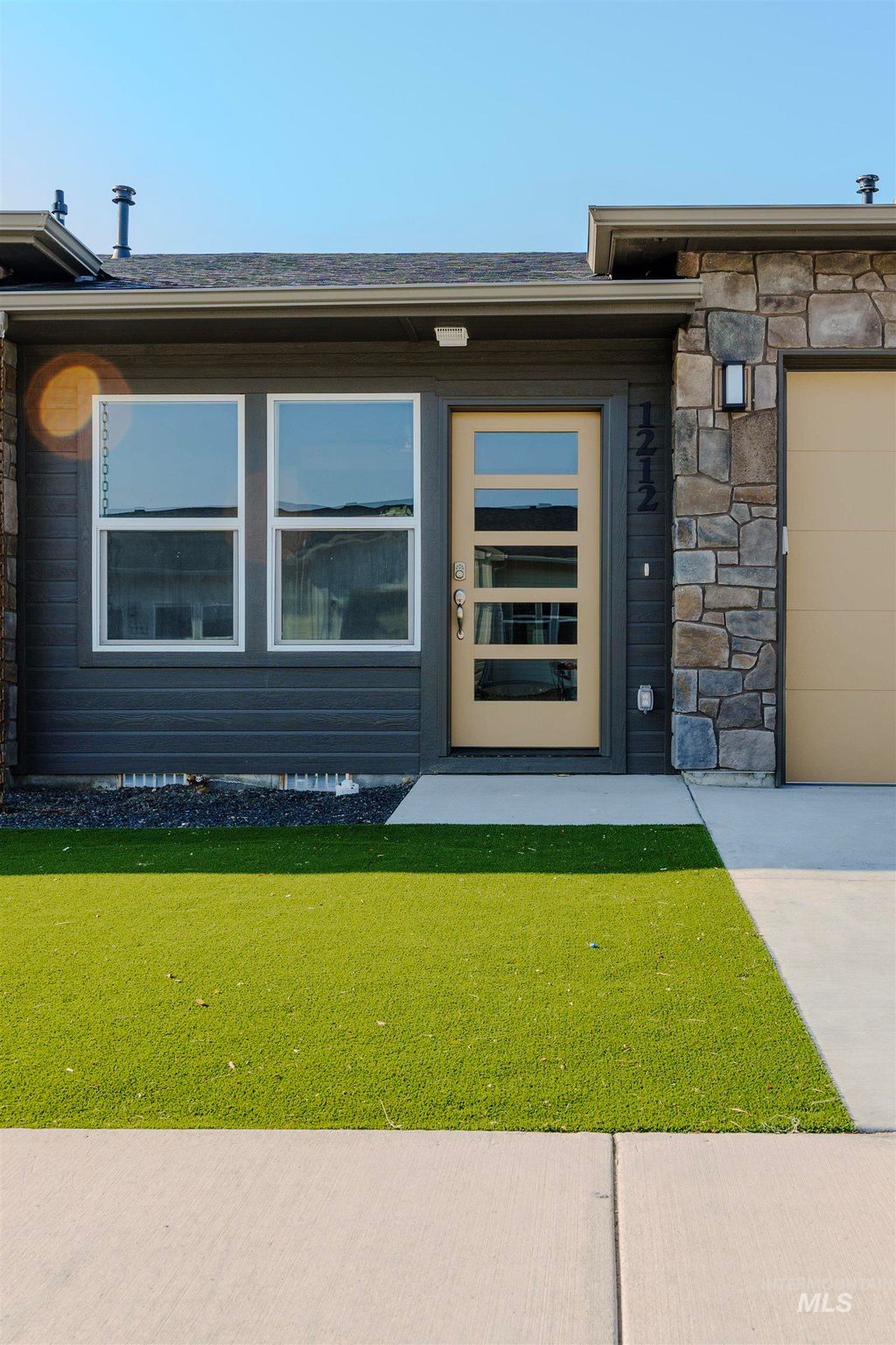 Photo of 1212 Phillips Circle, Ontario, OR 97914 (MLS # 98970805)