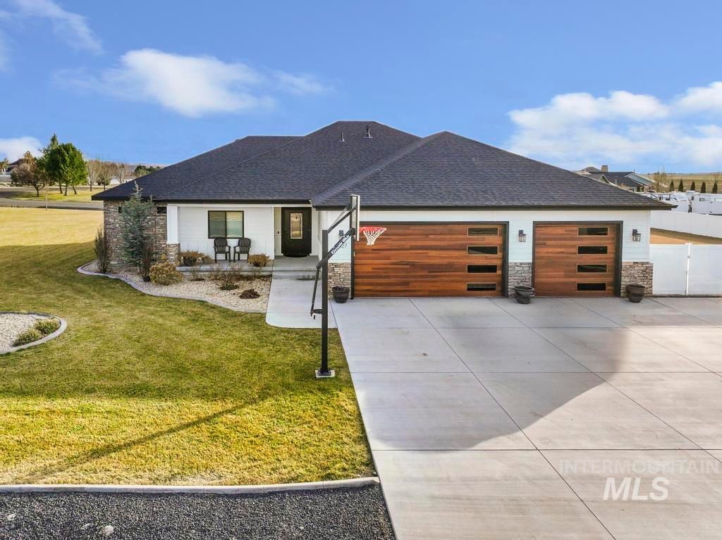 Photo of 3827 Susan Circle W, Hansen, ID 83334 (MLS # 98974753)