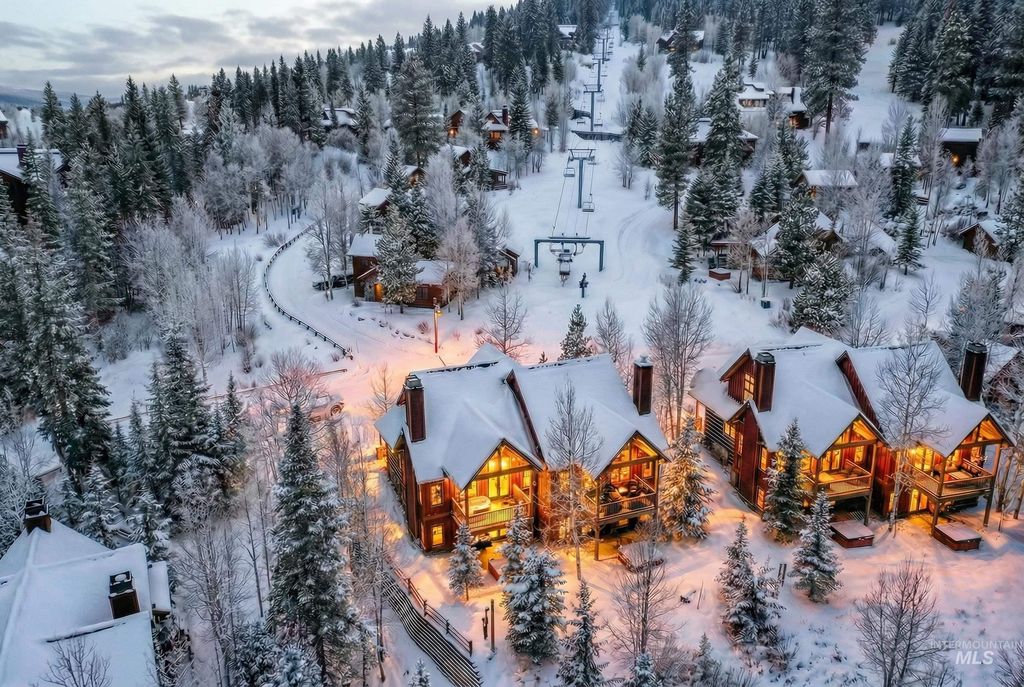 Photo of 76 Clearwater Ct, Donnelly, ID 83615 (MLS # 98969834)