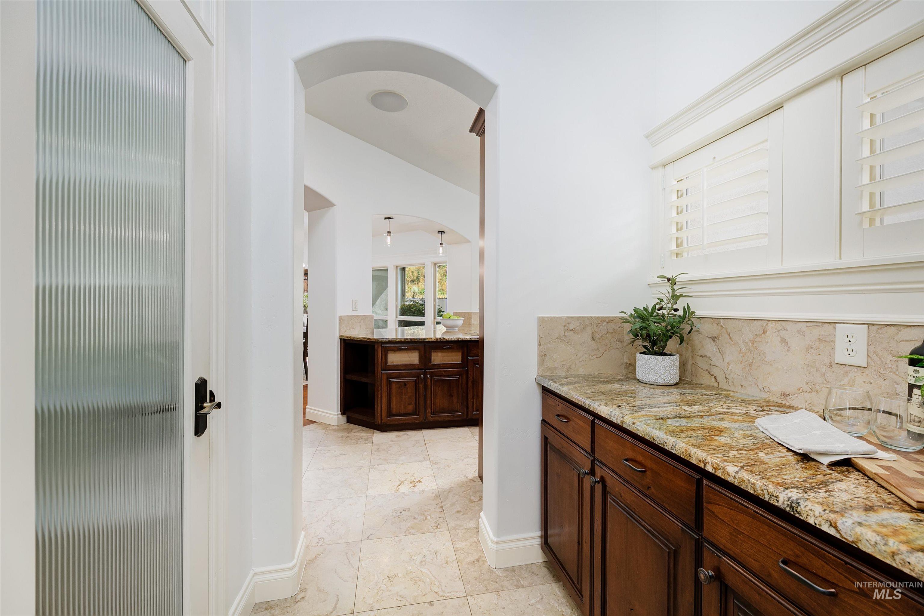 Full bathroom with vanity and decorative backsplash
