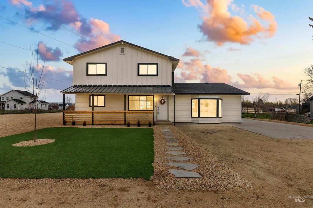 Photo of 224 Mountain View Ave, Caldwell, ID 83605 (MLS # 98976151)