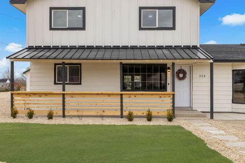 Photo of 224 Mountain View Ave, Caldwell, ID 83605 (MLS # 98976151)