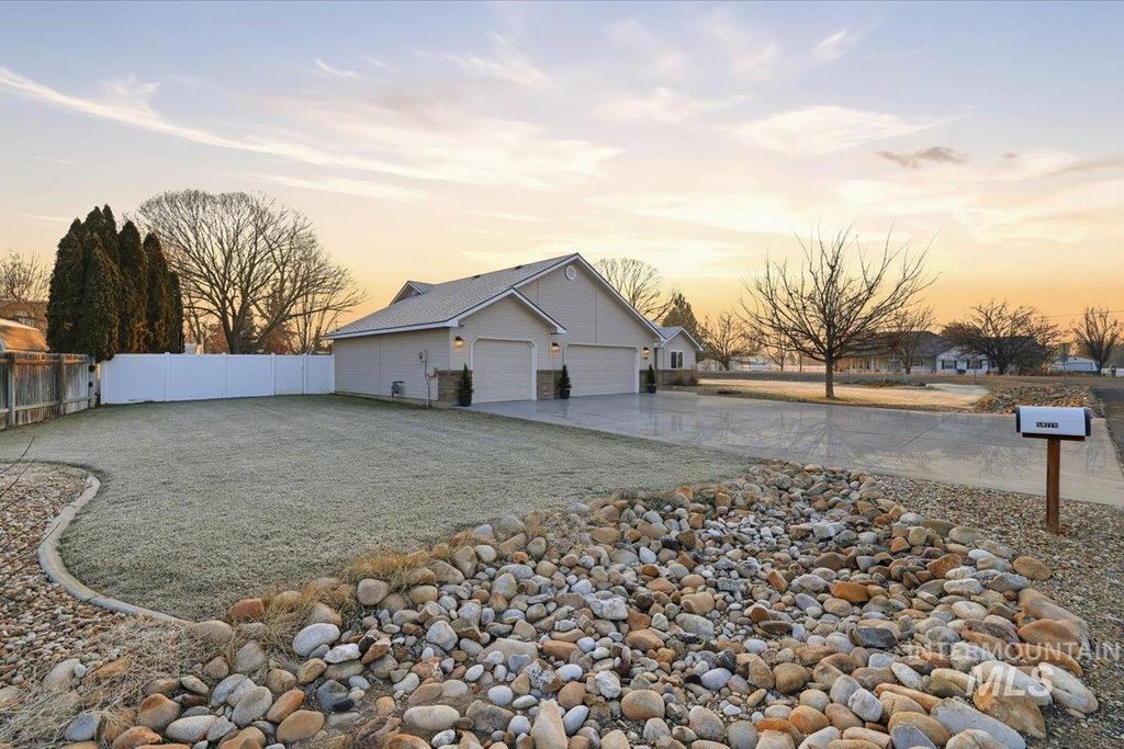 Photo of 1108 N Autumn Wind Dr, Nampa, ID 83687 (MLS # 98971960)