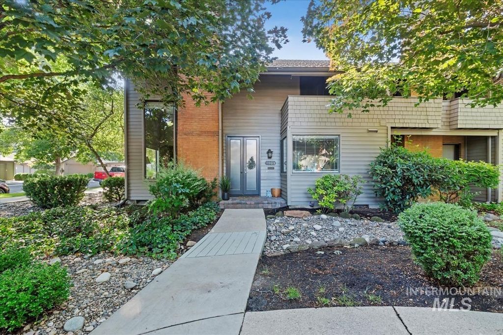 Photo of 1003 E Strawberry Ln, Boise, ID 83712 (MLS # 98971073)