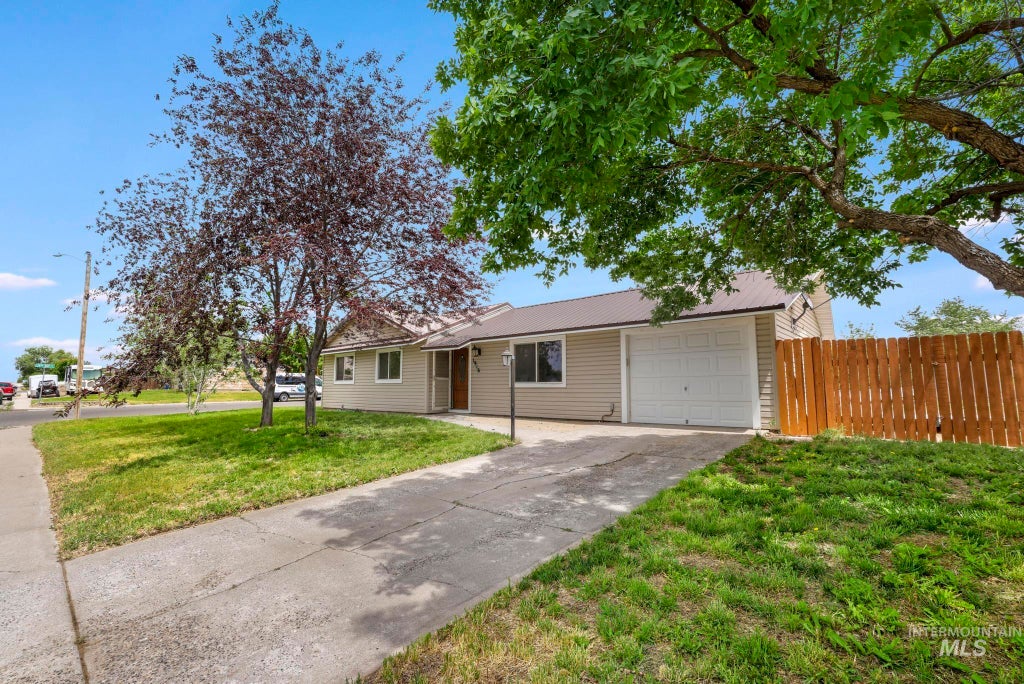 Photo of 1916 N Fillmore ST, Jerome, ID 83301 (MLS # 98988637)