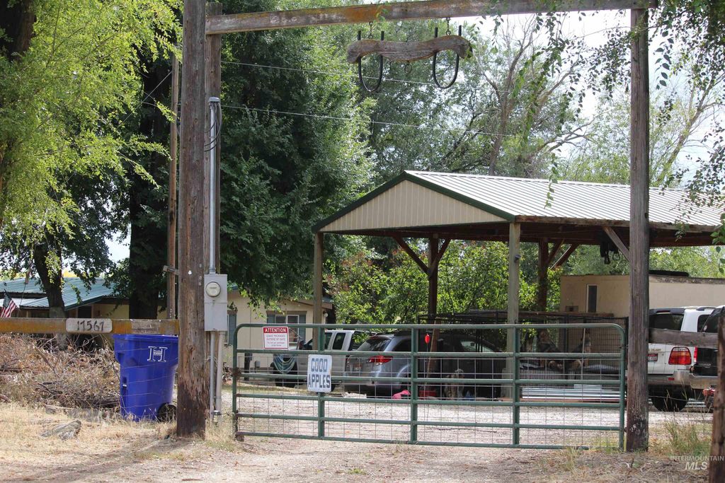 Photo of 17567 Hollow Road, Caldwell, ID 83607 (MLS # 98963357)