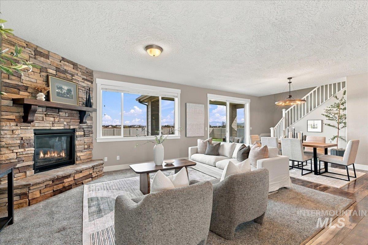 1122 W Seldovia Dr