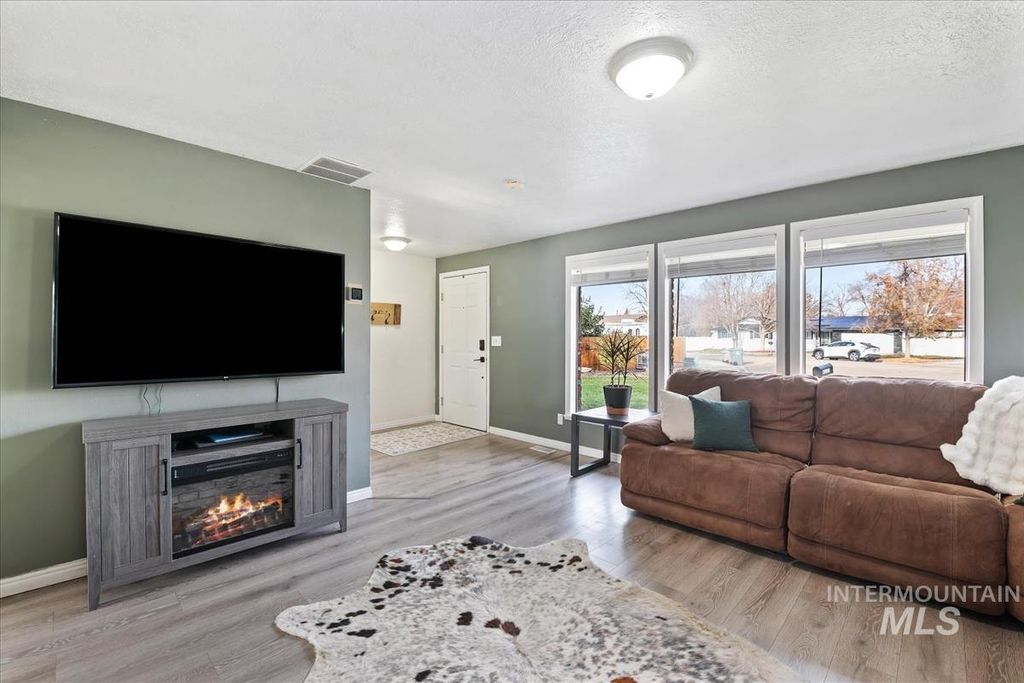 Photo of 9101 W Dalton Pl, Boise, ID 83704 (MLS # 98968913)