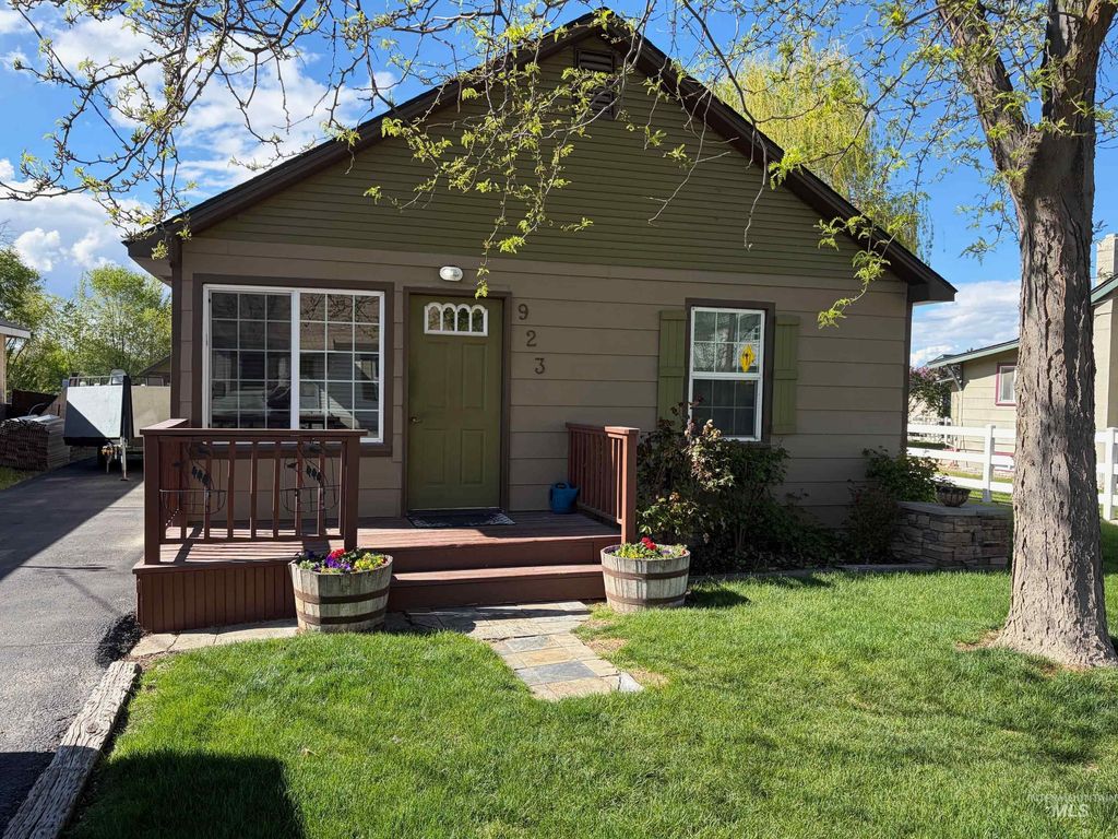 Photo of 923 N 10th Ave, Nampa, ID 83651 (MLS # 98982614)