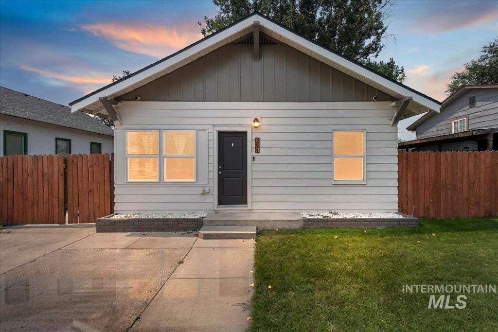 Photo of 820 E Elgin St, Caldwell, ID 83605 (MLS # 98995794)