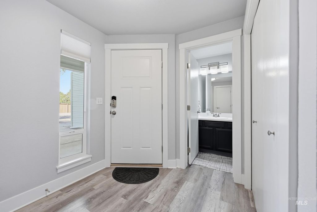 Photo of 8453 Cascade Ln, Boise, ID 83704 (MLS # 98984161)