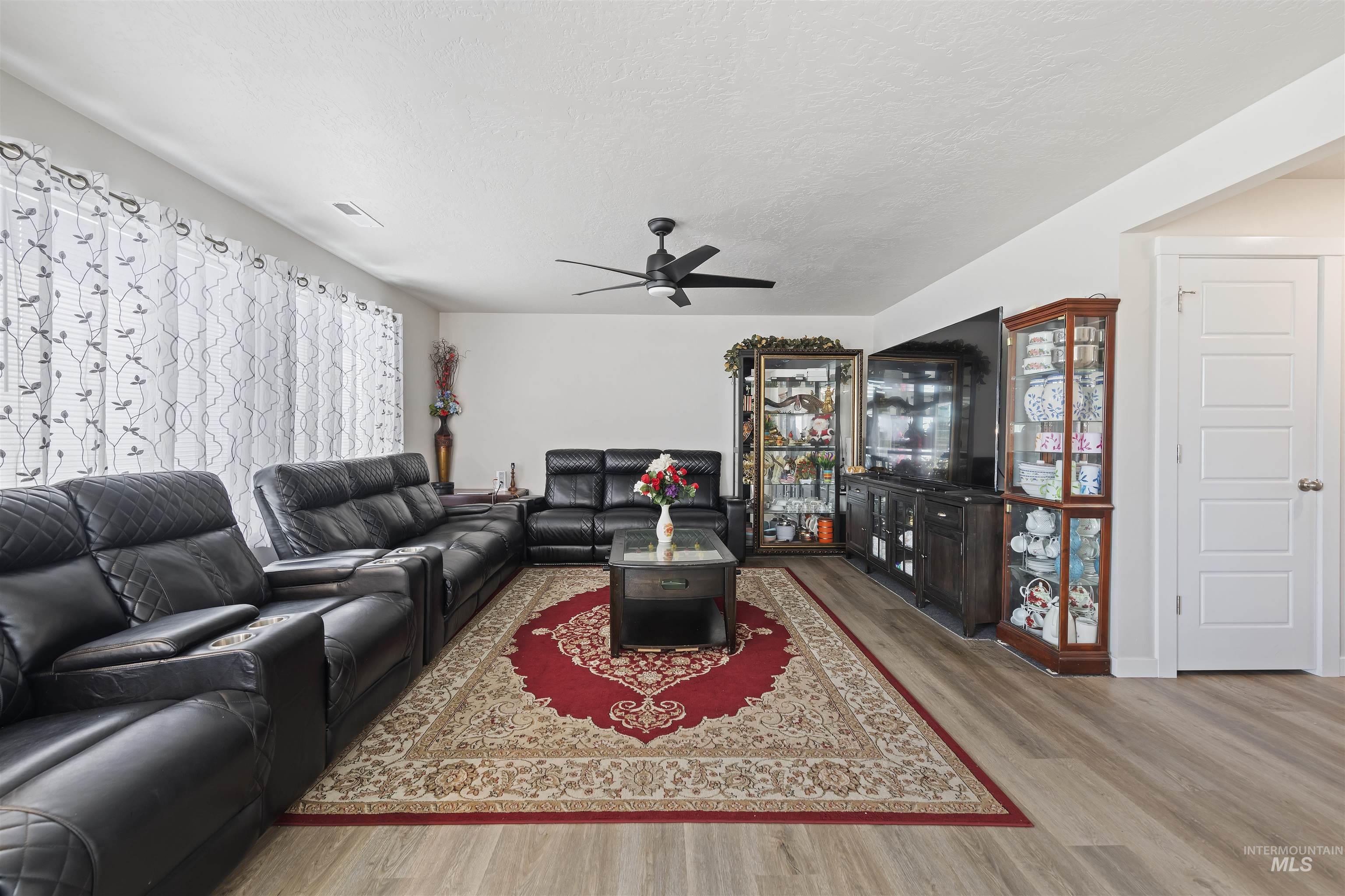 4887 W Quaker Ridge St