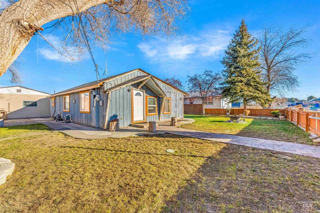 Photo of 622 1st Ave E, Gooding, ID 83330 (MLS # 98969916)