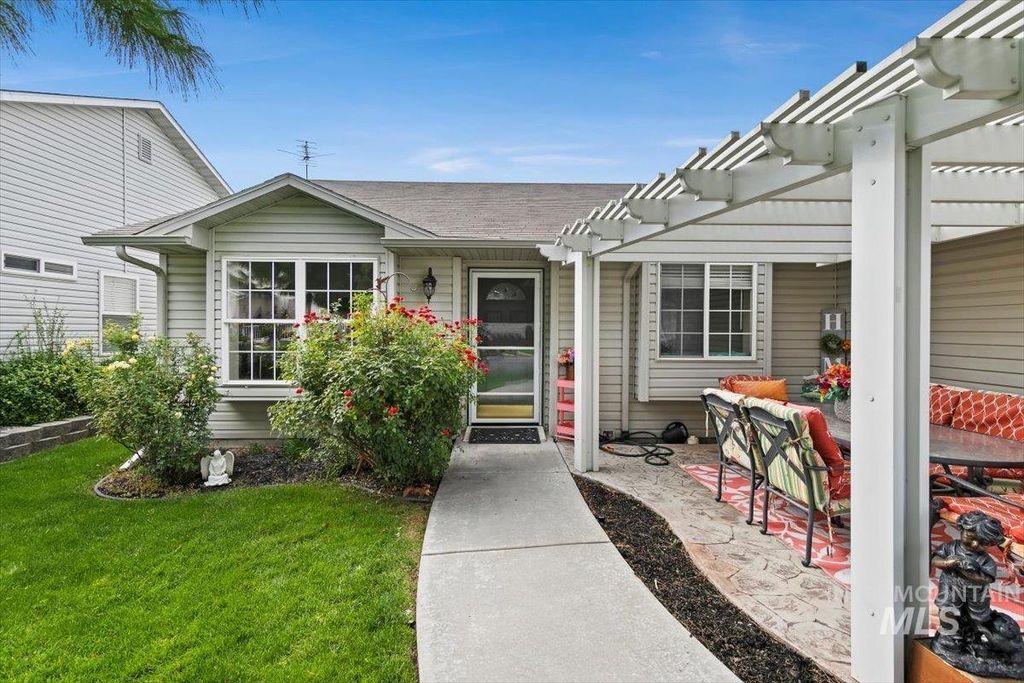 Photo of 633 N Sterling St, Nampa, ID 83651 (MLS # 98963753)