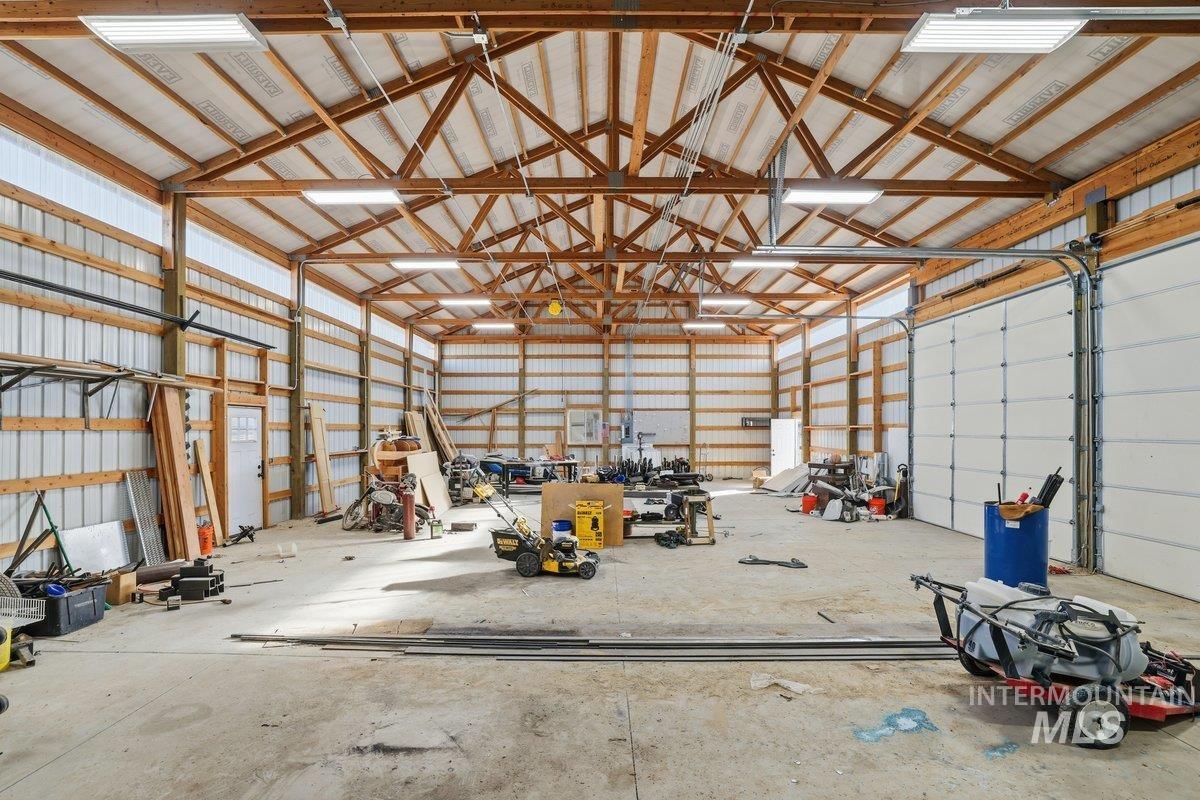 70' x 40' sq ft , electricity, 4 garage doors