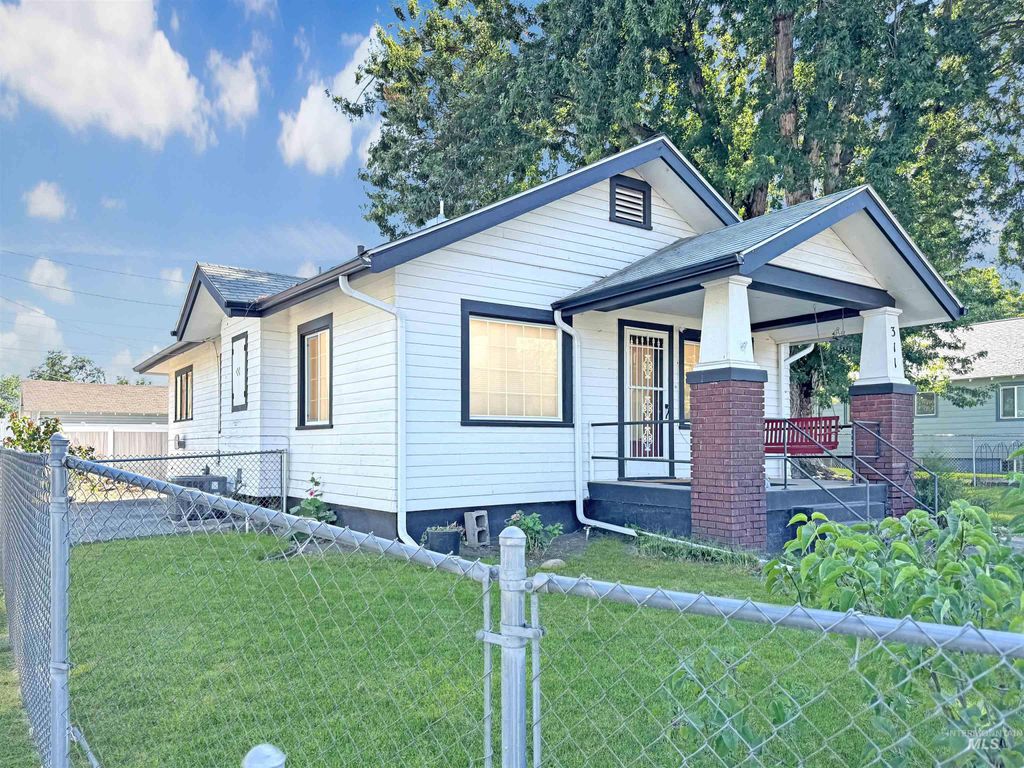 Photo of 311 Elm St, Clarkston, WA 99403 (MLS # 98957727)