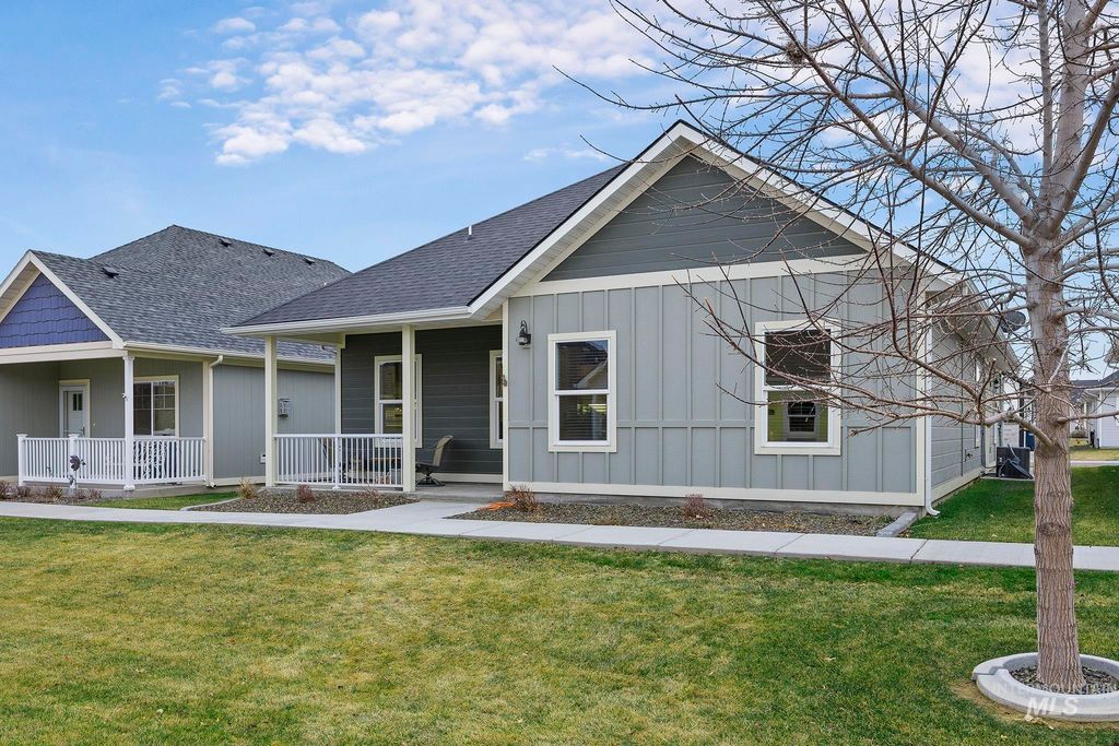 Photo of 1062 Cottage Rd, Twin Falls, ID 83301 (MLS # 98972887)