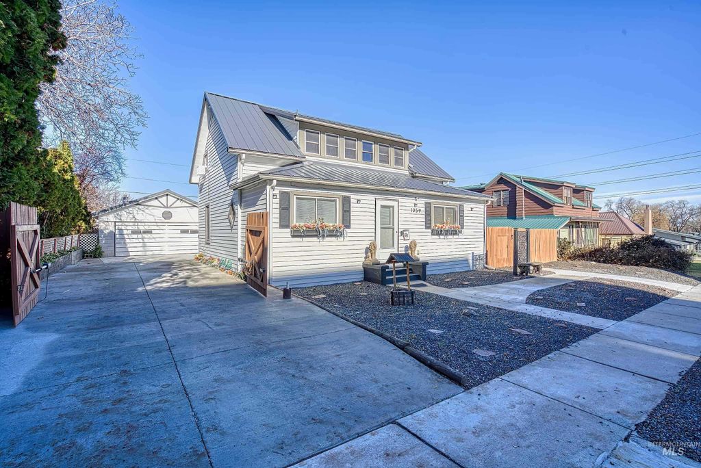 Photo of 1059 SW 3rd Ave, Ontario, OR 97914 (MLS # 98975958)