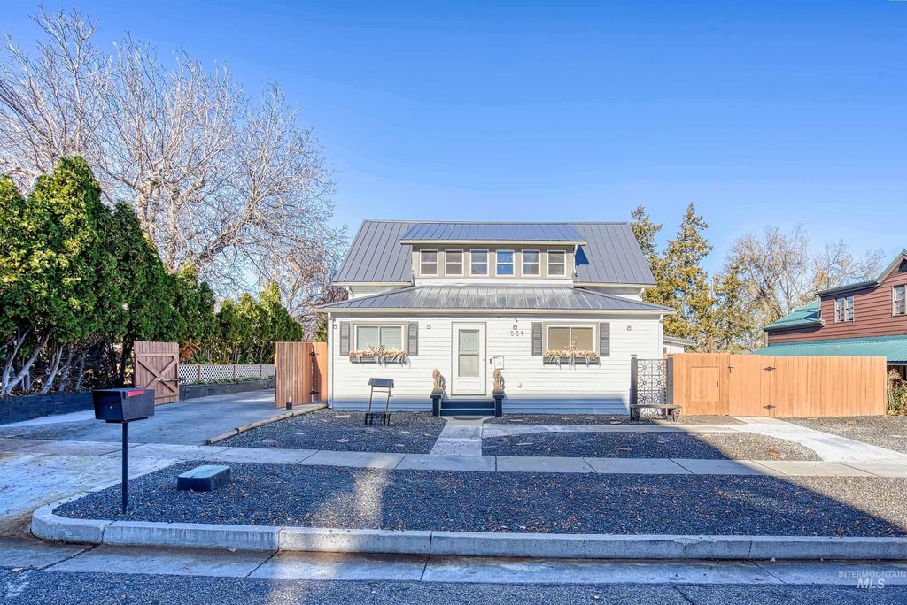 Photo of 1059 SW 3rd Ave, Ontario, OR 97914 (MLS # 98975958)