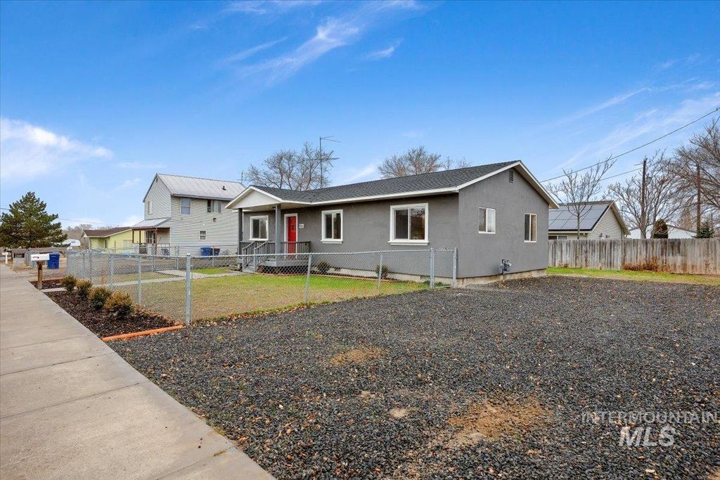 Photo of 926 4th Ave W Ave, Twin Falls, ID 83301 (MLS # 98972017)